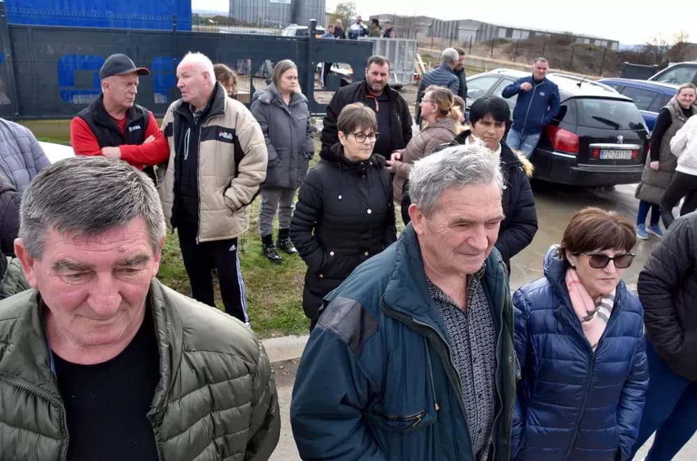 SMRAD JE U KUTJEVU PRELIO ČAŠU: Ogorčeni građani pred vratima bivšeg KTC-a traže hitno zatvaranje zagađivača!