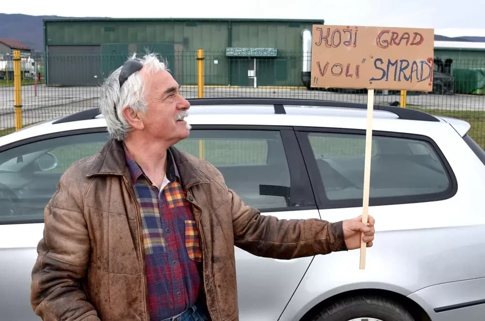 SMRAD JE U KUTJEVU PRELIO ČAŠU: Ogorčeni građani pred vratima bivšeg KTC-a traže hitno zatvaranje zagađivača!
