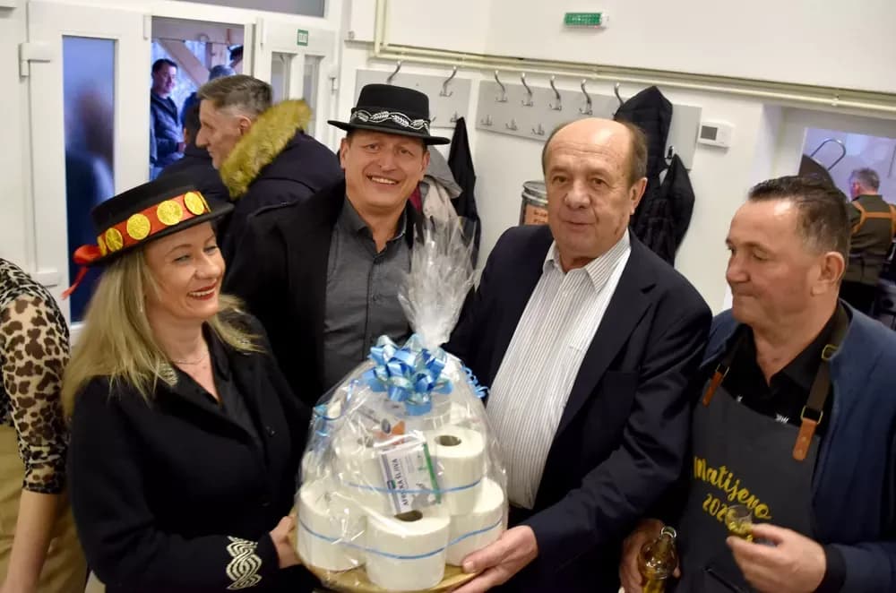 Bivši državni inspektor cestovnog prometa Mata Benakić proslavio 75.rođendan - pjevali mu Đenka, Štef i Satir