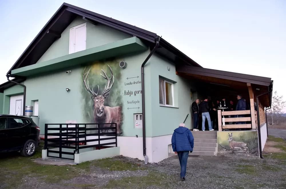 Bivši državni inspektor cestovnog prometa Mata Benakić proslavio 75.rođendan - pjevali mu Đenka, Štef i Satir