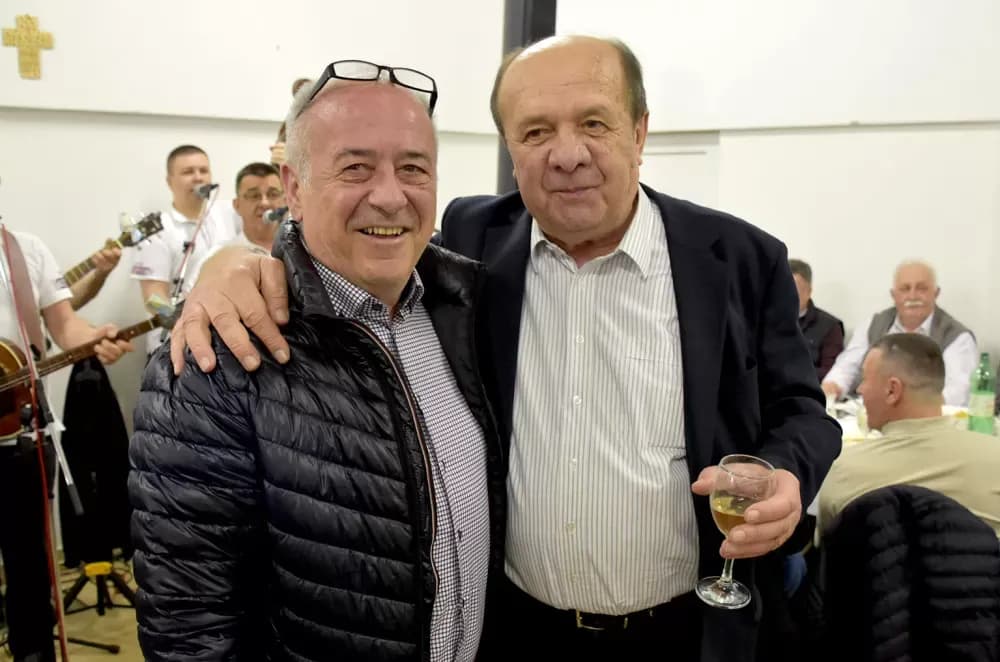 Bivši državni inspektor cestovnog prometa Mata Benakić proslavio 75.rođendan - pjevali mu Đenka, Štef i Satir