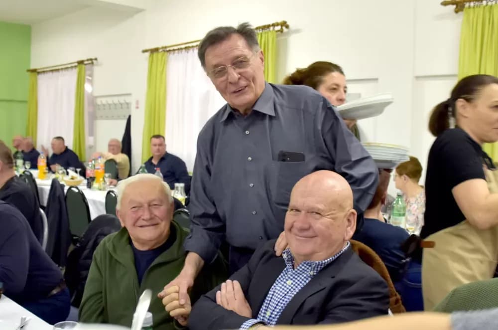 Bivši državni inspektor cestovnog prometa Mata Benakić proslavio 75.rođendan - pjevali mu Đenka, Štef i Satir