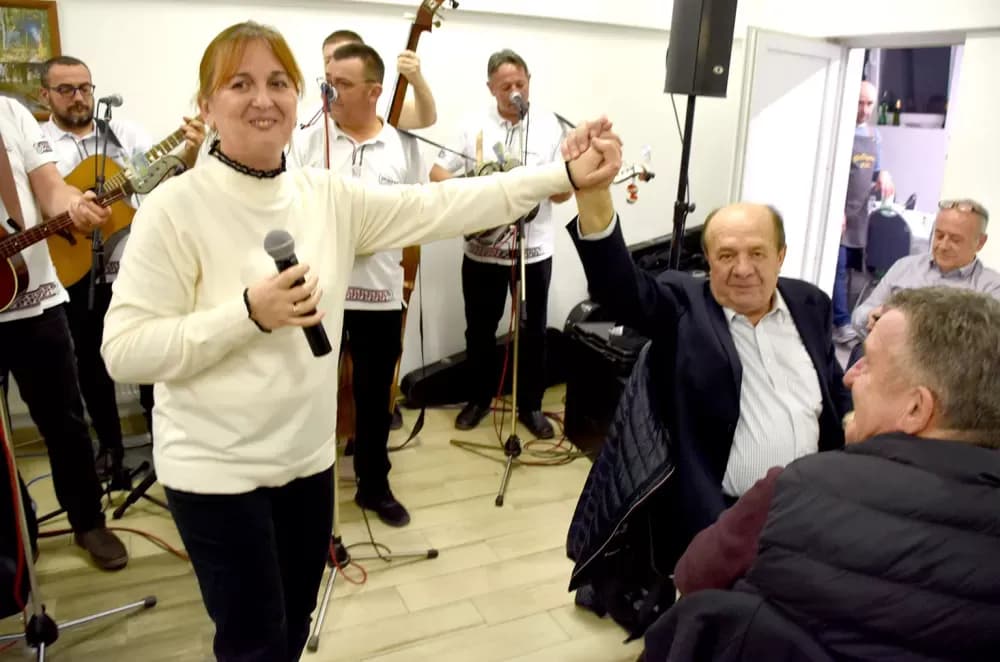 Bivši državni inspektor cestovnog prometa Mata Benakić proslavio 75.rođendan - pjevali mu Đenka, Štef i Satir