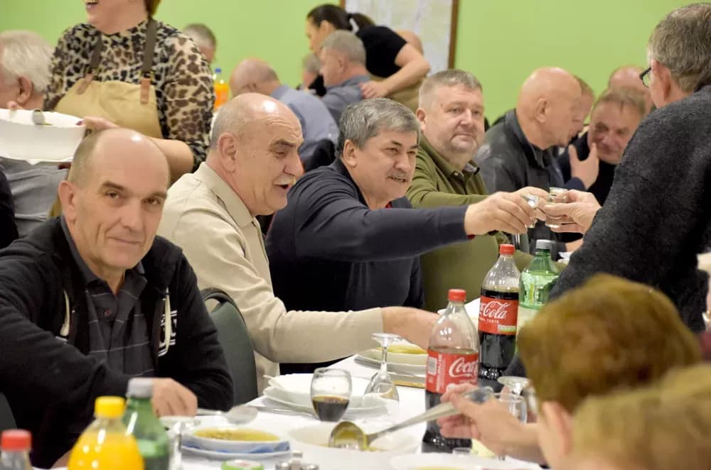 Bivši državni inspektor cestovnog prometa Mata Benakić proslavio 75.rođendan - pjevali mu Đenka, Štef i Satir