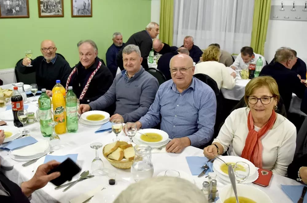 Bivši državni inspektor cestovnog prometa Mata Benakić proslavio 75.rođendan - pjevali mu Đenka, Štef i Satir