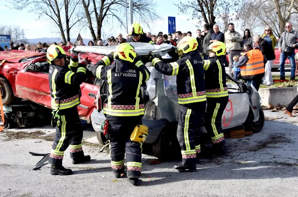 Vatrogasci, hitna, Crveni križ i HGSS na zajedničkoj vježbi u Požegi