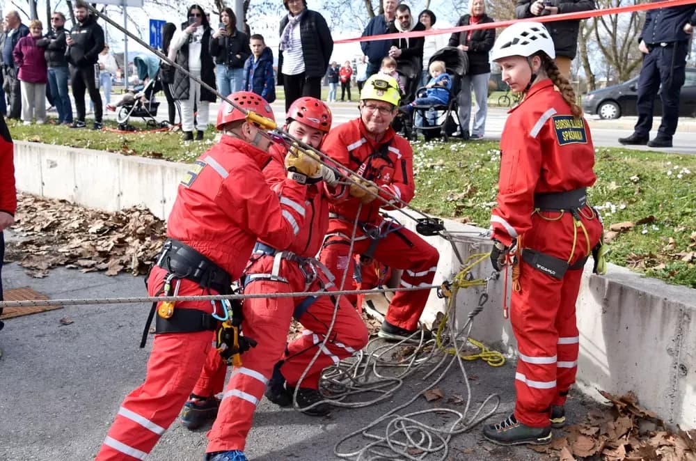 Vatrogasci, hitna, Crveni križ i HGSS na zajedničkoj vježbi u Požegi