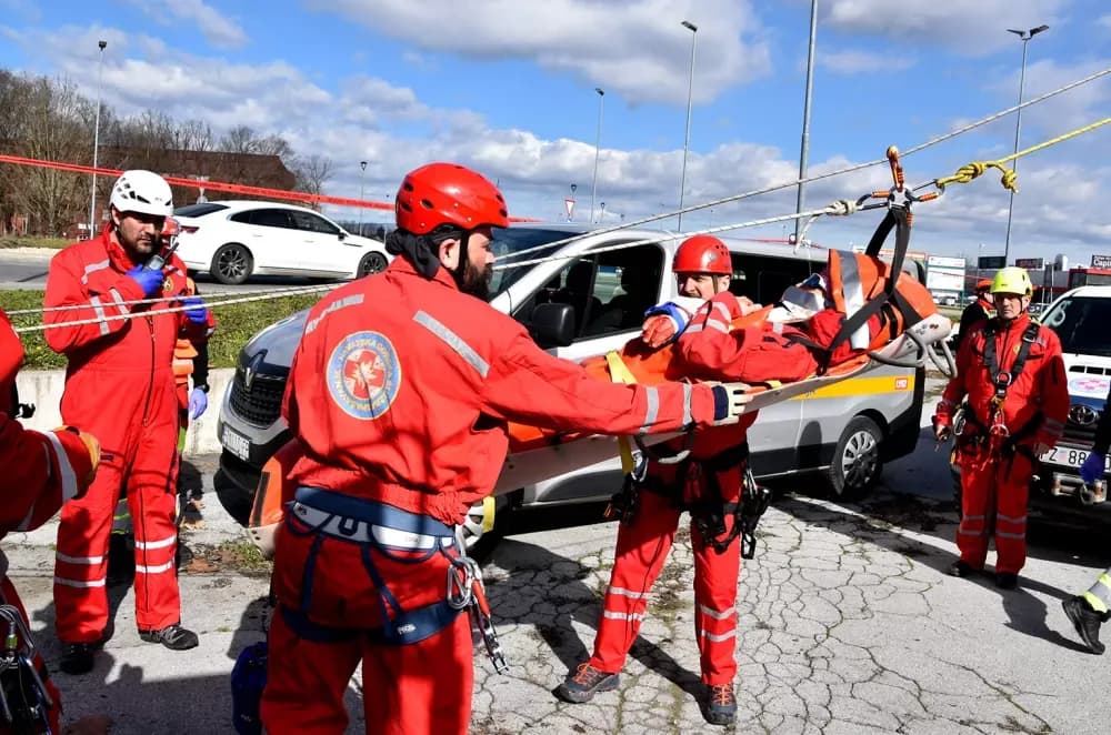 Vatrogasci, hitna, Crveni križ i HGSS na zajedničkoj vježbi u Požegi