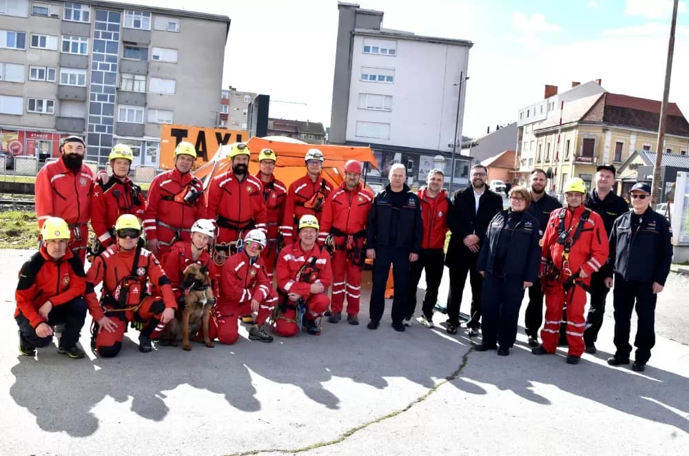 Vatrogasci, hitna, Crveni križ i HGSS na zajedničkoj vježbi u Požegi