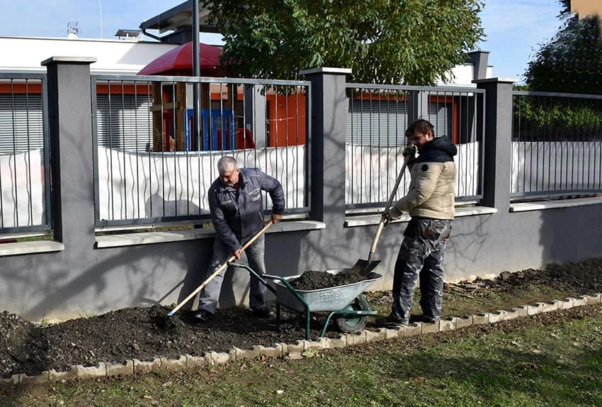 Za lakši pristup kaptolačkom vrtiću radnici Komunalnog pogona Općine Kaptol uređuju nogostup