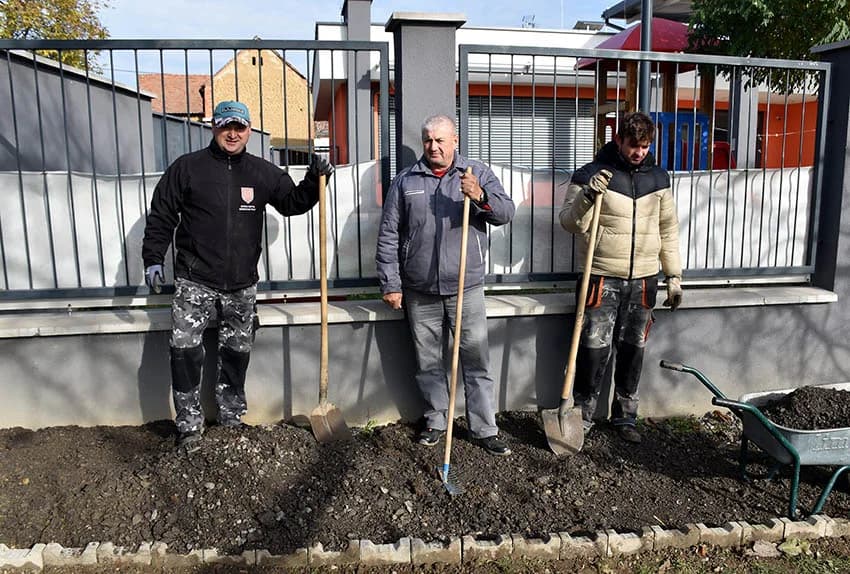 Za lakši pristup kaptolačkom vrtiću radnici Komunalnog pogona Općine Kaptol uređuju nogostup