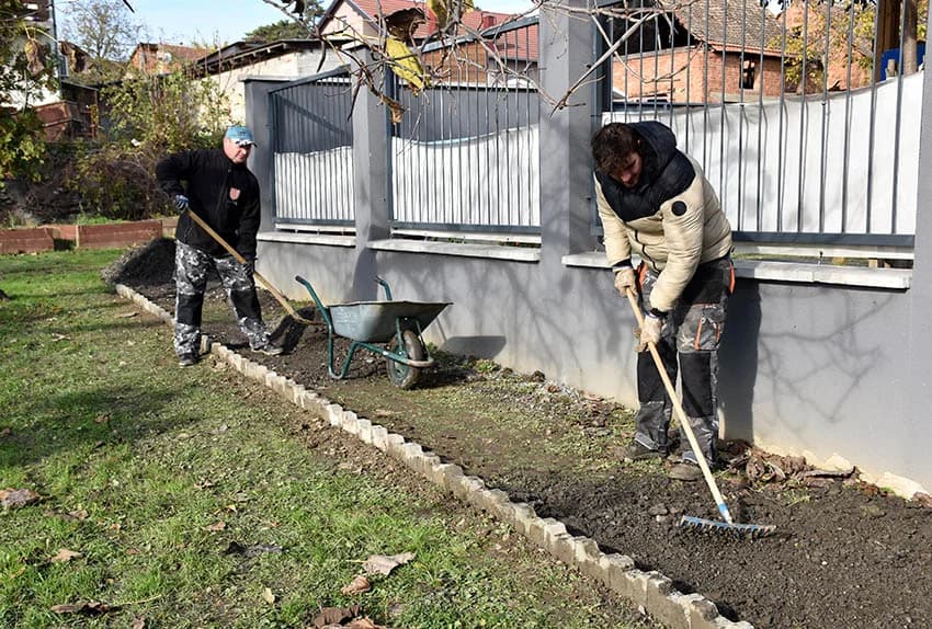 Za lakši pristup kaptolačkom vrtiću radnici Komunalnog pogona Općine Kaptol uređuju nogostup