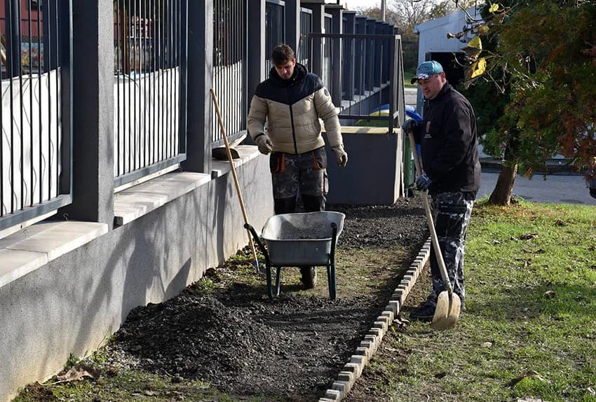 Za lakši pristup kaptolačkom vrtiću radnici Komunalnog pogona Općine Kaptol uređuju nogostup