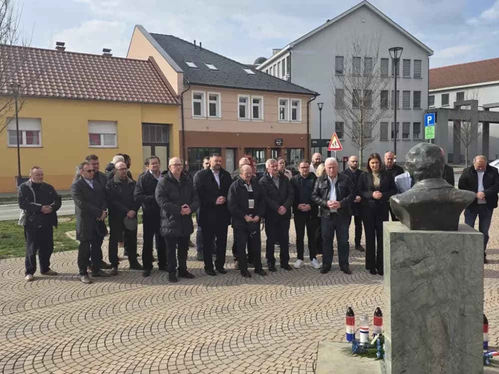 Obljetnica osnutka HDZ-a u Požegi obilježena polaganjem vijenca i paljenjem svijeća