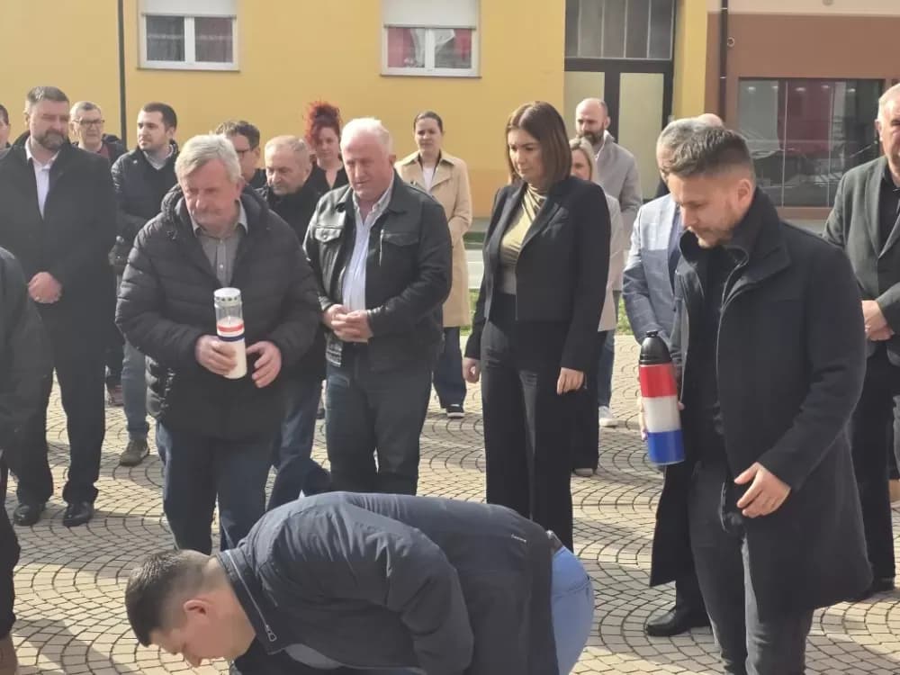 Obljetnica osnutka HDZ-a u Požegi obilježena polaganjem vijenca i paljenjem svijeća
