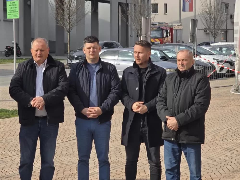Obljetnica osnutka HDZ-a u Požegi obilježena polaganjem vijenca i paljenjem svijeća