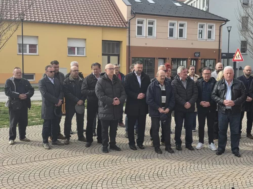 Obljetnica osnutka HDZ-a u Požegi obilježena polaganjem vijenca i paljenjem svijeća
