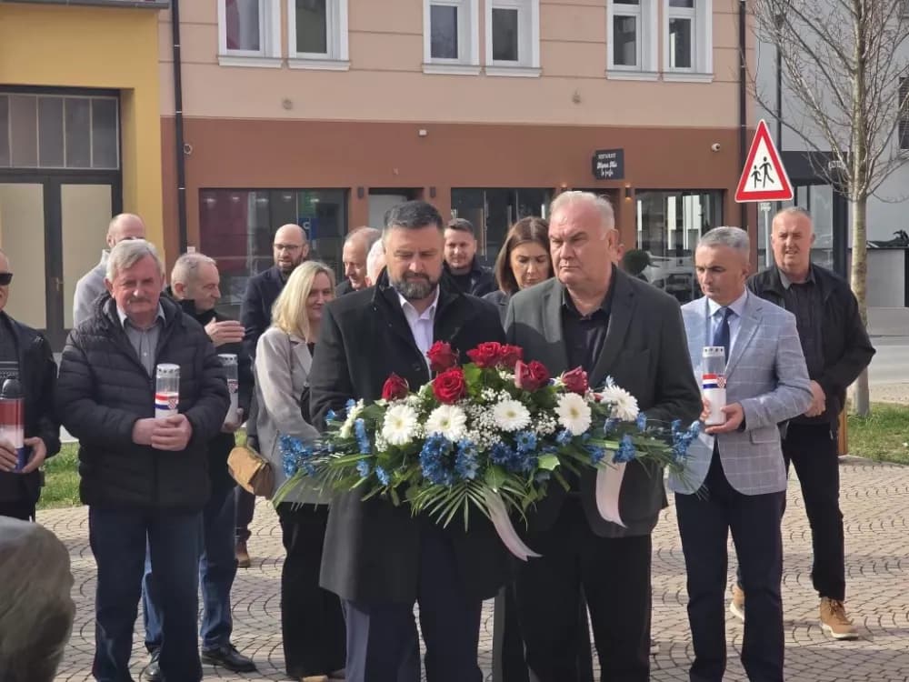 Obljetnica osnutka HDZ-a u Požegi obilježena polaganjem vijenca i paljenjem svijeća