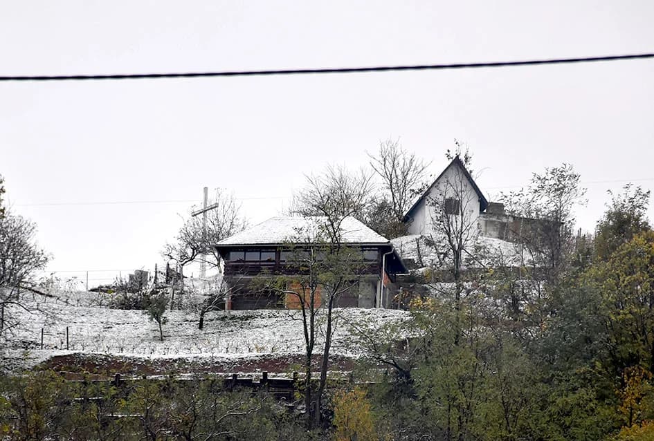 NA SVETU KATU PAO PRVI SNIJEG: Nakratko zabjelili automobili, krovovi i vrhovi požeških planina