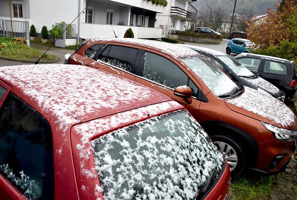 NA SVETU KATU PAO PRVI SNIJEG: Nakratko zabjelili automobili, krovovi i vrhovi požeških planina