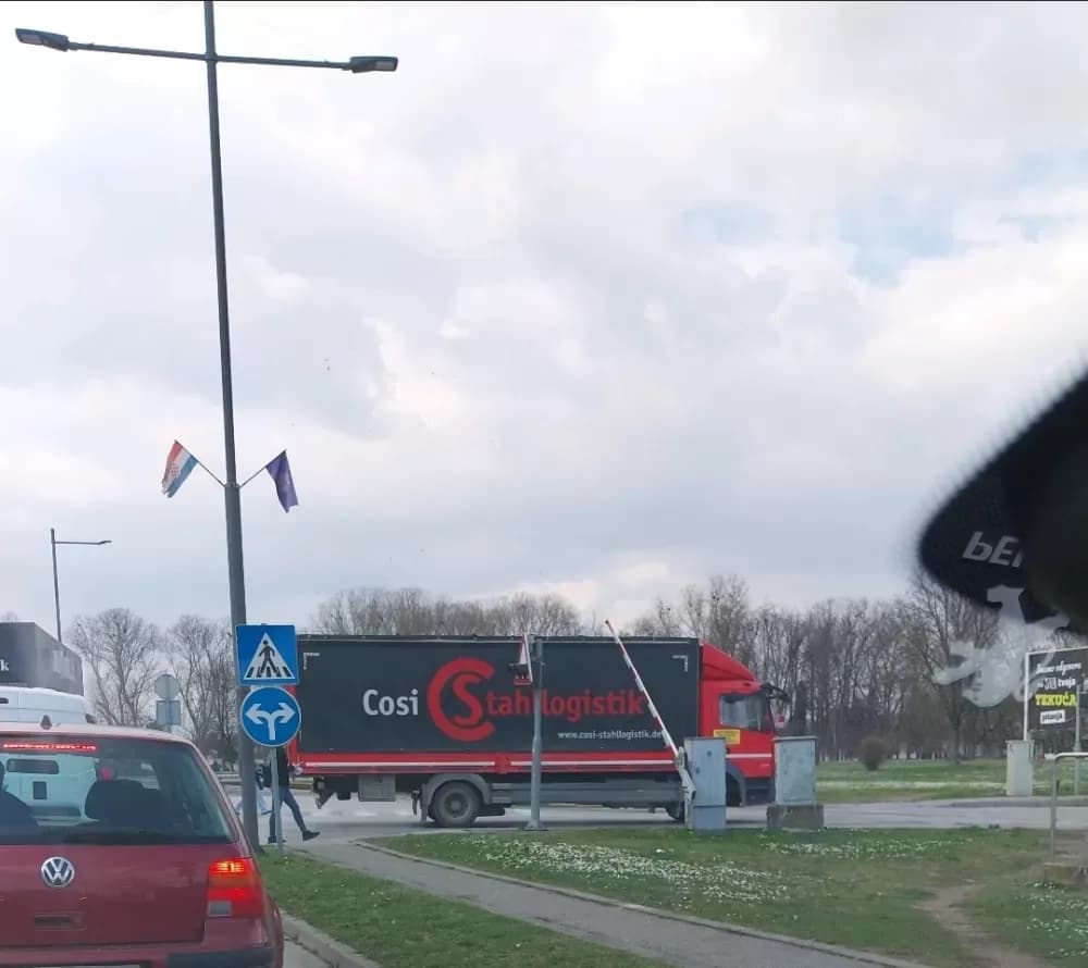 Sekunde dijelile od tragedije: Teretno vozilo autoškole ostalo na pruzi u Požegi dok su se rampe spuštale