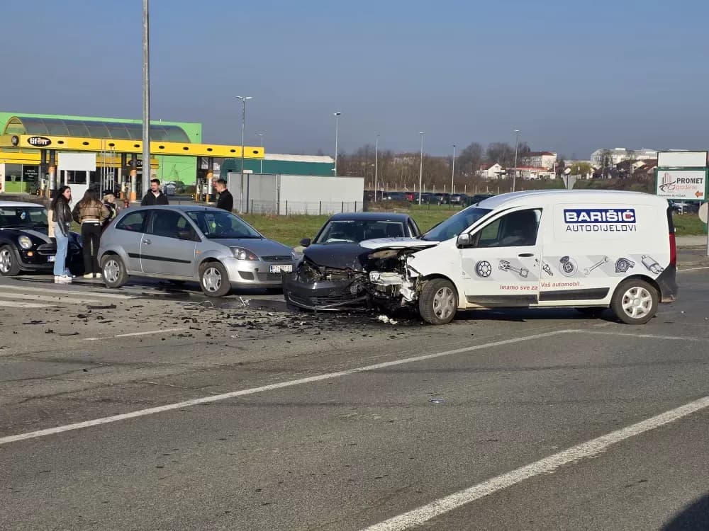 Sudar dva automobila u Požegi, dvije osobe zatražile liječničku pomoć