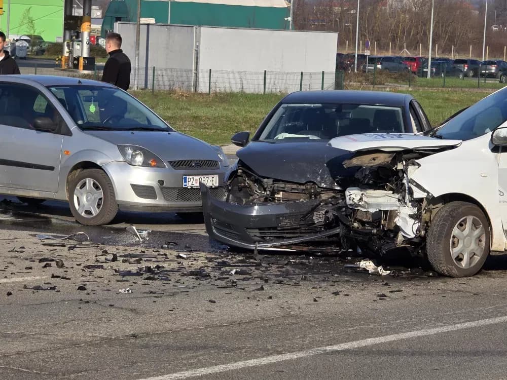 Sudar dva automobila u Požegi, dvije osobe zatražile liječničku pomoć