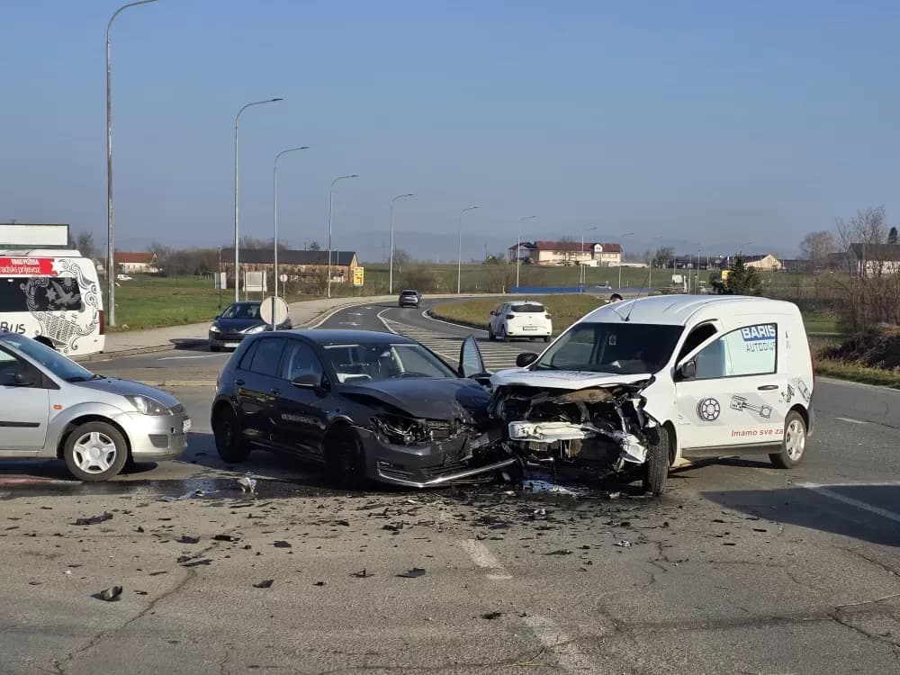 Sudar dva automobila u Požegi, dvije osobe zatražile liječničku pomoć