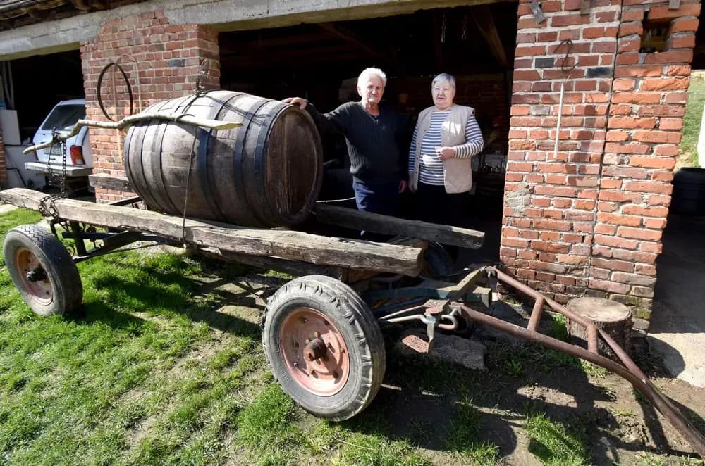 Čuvari tradicije na bilu Požeške gore: Kod Franekića se vino još uvijek čuva u drvetu