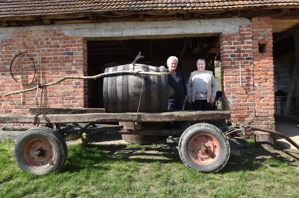 Čuvari tradicije na bilu Požeške gore: Kod Franekića se vino još uvijek čuva u drvetu