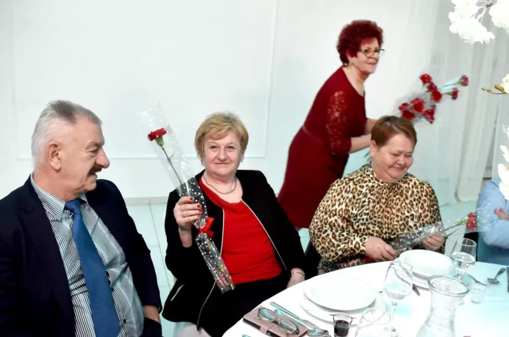 CVIJET KARANFILA I RASPJEVANA GLORIA: Više od 120 gostiju na proslavi Dana žena