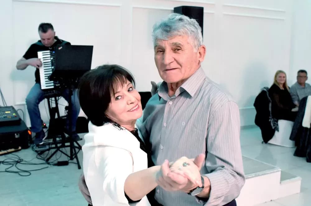 CVIJET KARANFILA I RASPJEVANA GLORIA: Više od 120 gostiju na proslavi Dana žena