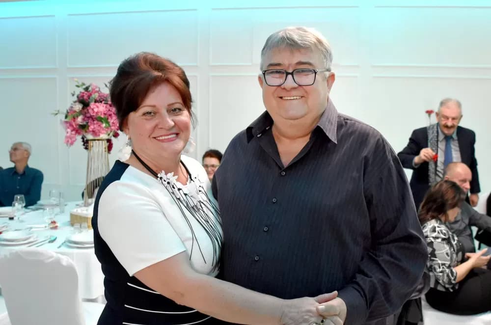 CVIJET KARANFILA I RASPJEVANA GLORIA: Više od 120 gostiju na proslavi Dana žena
