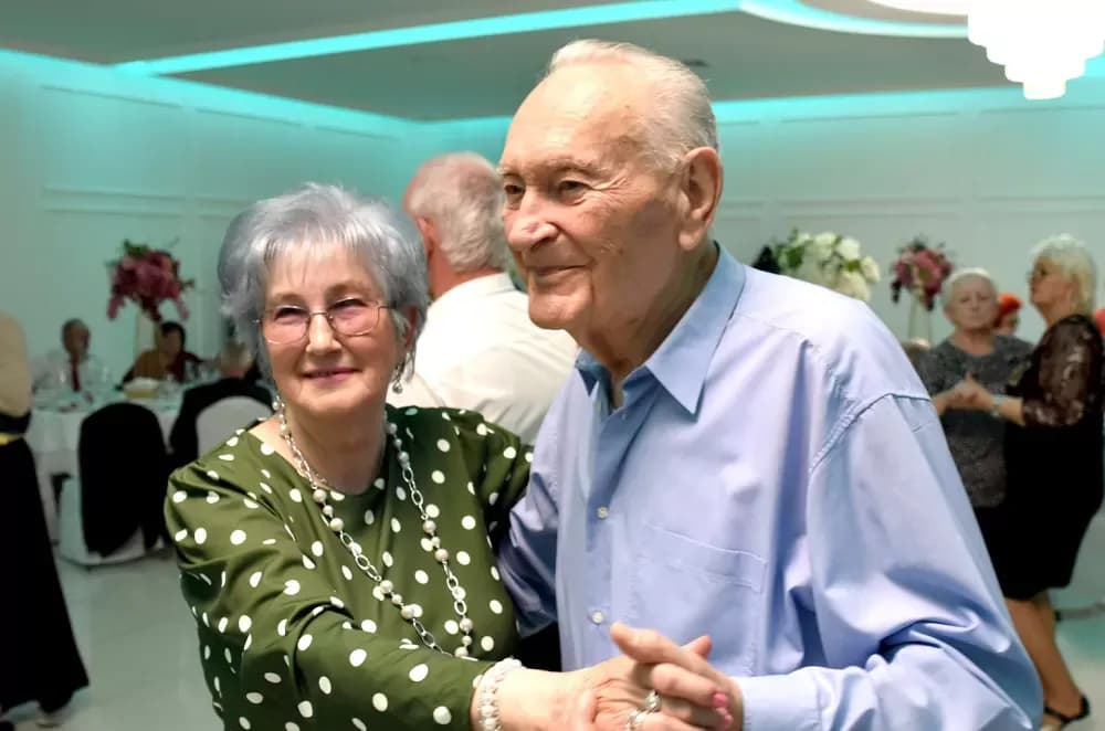 CVIJET KARANFILA I RASPJEVANA GLORIA: Više od 120 gostiju na proslavi Dana žena
