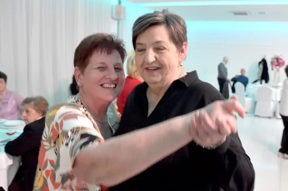 CVIJET KARANFILA I RASPJEVANA GLORIA: Više od 120 gostiju na proslavi Dana žena