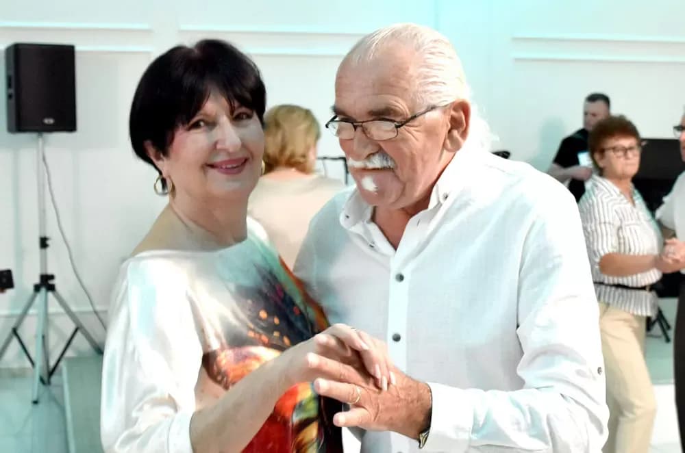 CVIJET KARANFILA I RASPJEVANA GLORIA: Više od 120 gostiju na proslavi Dana žena