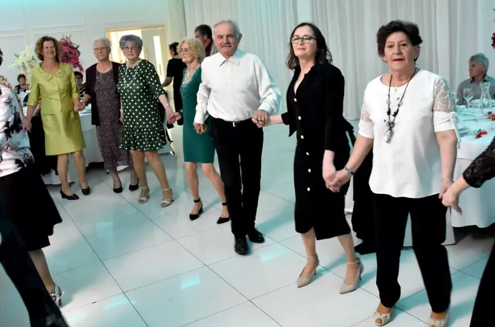 CVIJET KARANFILA I RASPJEVANA GLORIA: Više od 120 gostiju na proslavi Dana žena