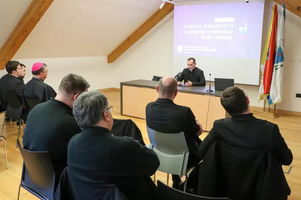Svećenici Požeške biskupije na korizmenoj duhovnoj obnovi: Poziv na dublje jedinstvo s Kristom