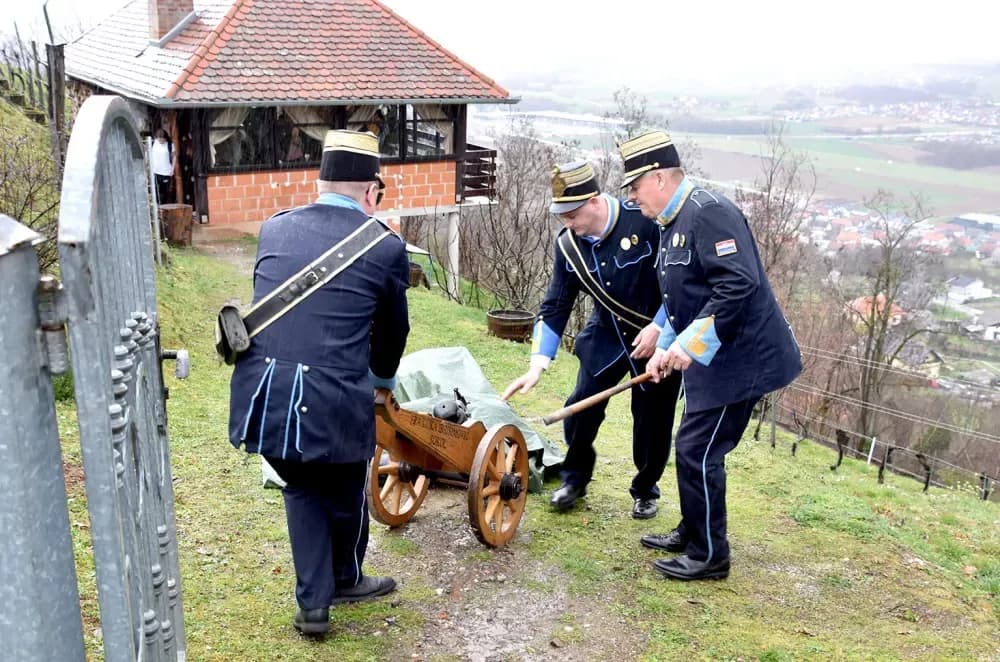 Grgurevo na Sokolovcu: Program započeo ledom, nastavio se uz priče o „Musoliniju”