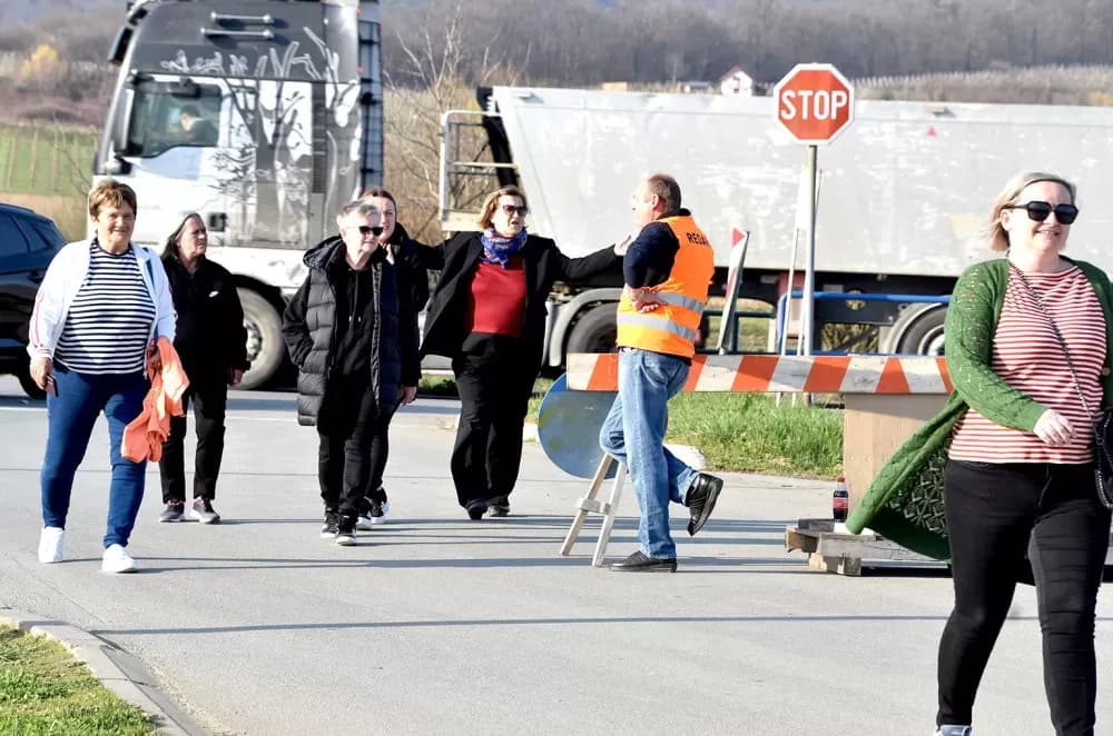 Masovni prosvjed u Kutjevu: Građani i gradonačelnik zajedno protiv kompostane