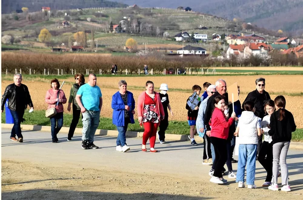 Masovni prosvjed u Kutjevu: Građani i gradonačelnik zajedno protiv kompostane