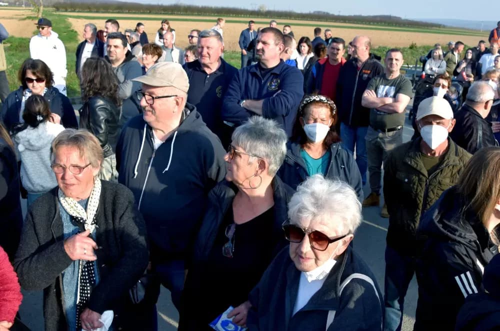 Masovni prosvjed u Kutjevu: Građani i gradonačelnik zajedno protiv kompostane