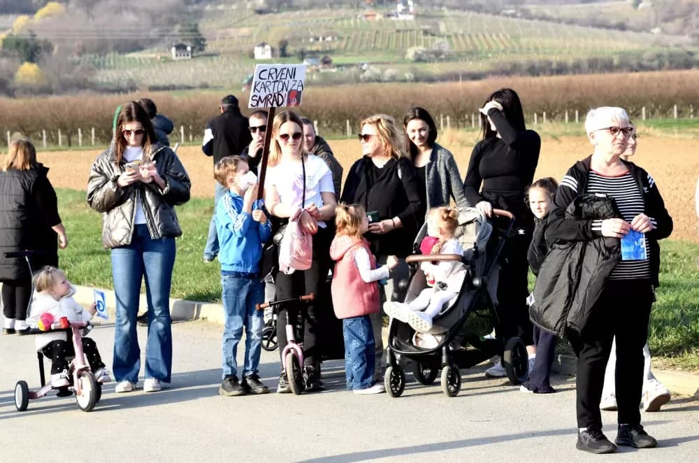 Masovni prosvjed u Kutjevu: Građani i gradonačelnik zajedno protiv kompostane