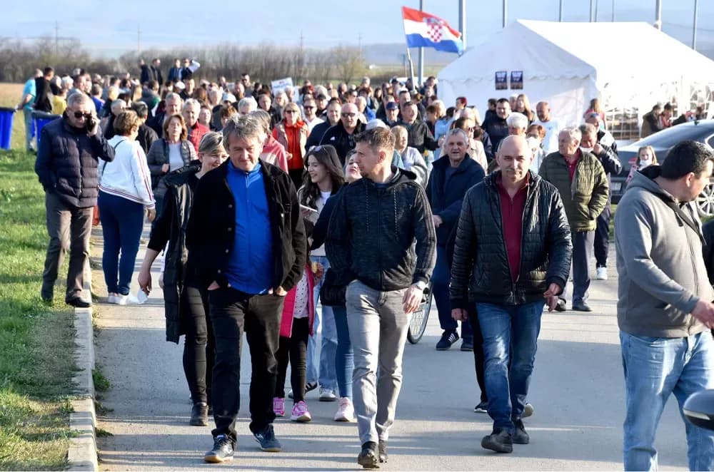 Masovni prosvjed u Kutjevu: Građani i gradonačelnik zajedno protiv kompostane