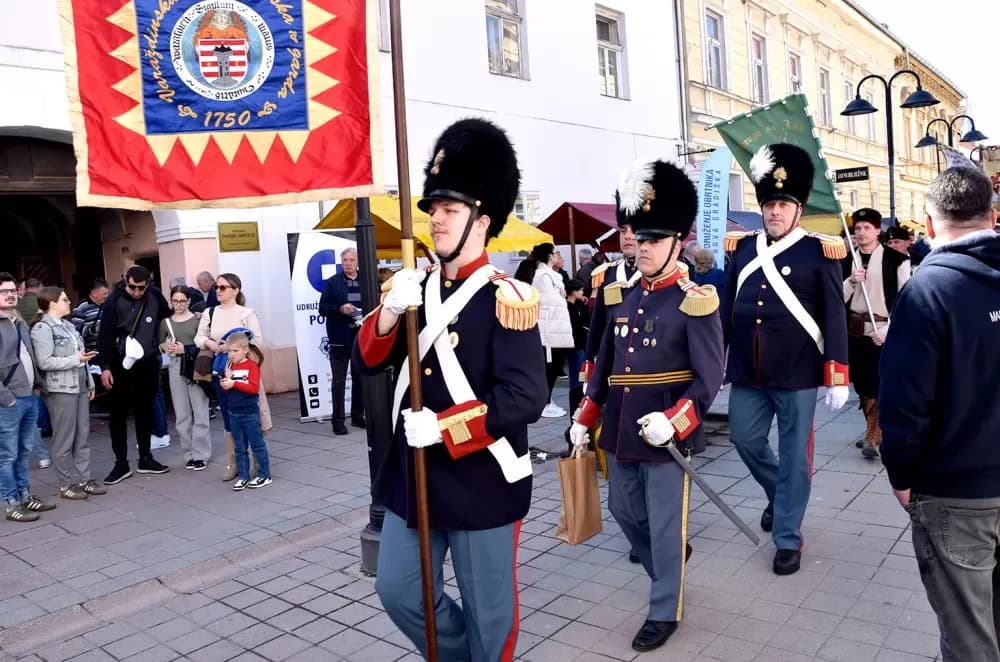 Povijesne postrojbe ponovno oživjele duh prošlih vremena u Požegi