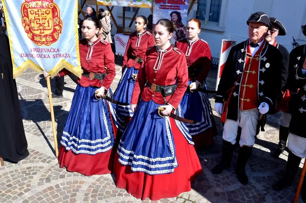 Povijesne postrojbe ponovno oživjele duh prošlih vremena u Požegi