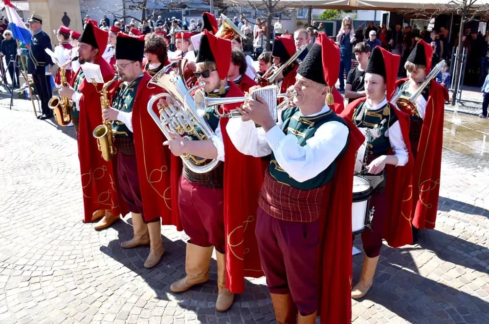 Povijesne postrojbe ponovno oživjele duh prošlih vremena u Požegi