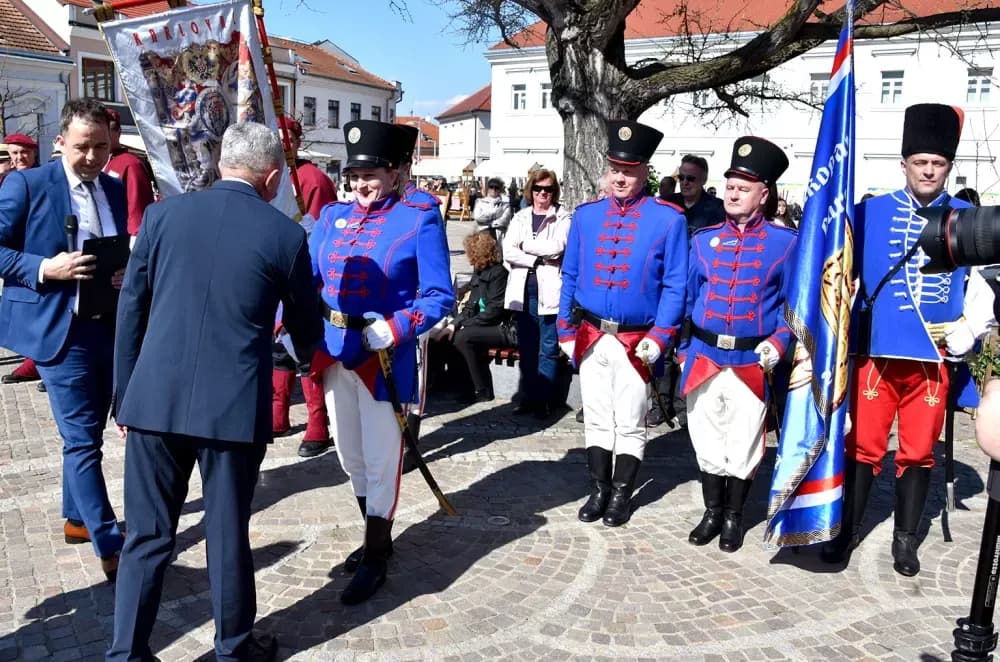 Povijesne postrojbe ponovno oživjele duh prošlih vremena u Požegi