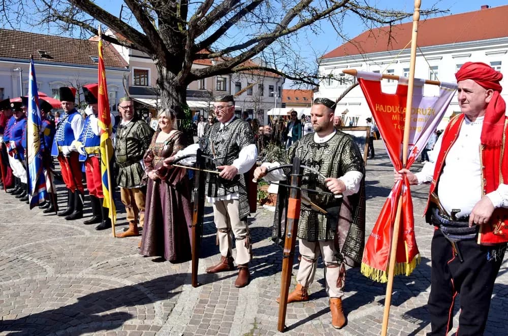 Povijesne postrojbe ponovno oživjele duh prošlih vremena u Požegi