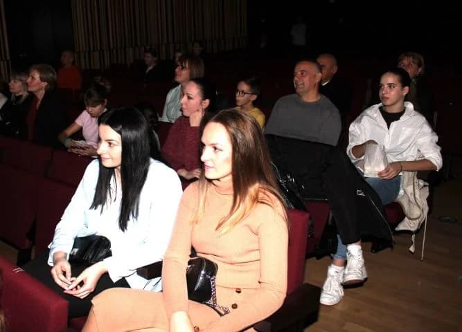 VIKEND ZA KULTURU U PLETERNICI: Predstavom „Tko pjeva zlo ne misli“ mladi glumci iz Tomislavgrada oduševili publiku